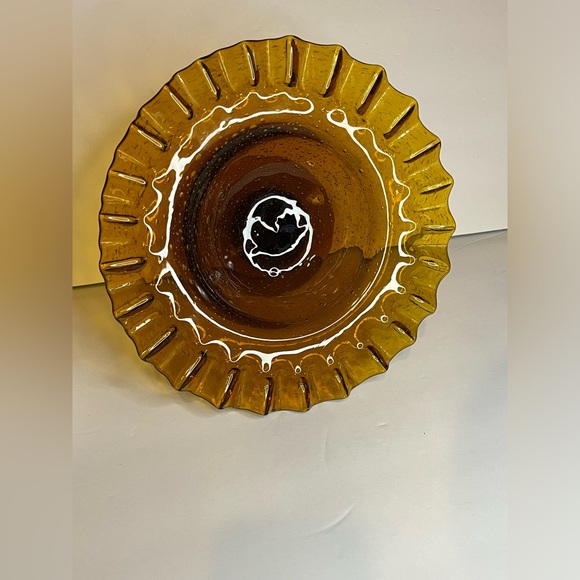 VINTAGE ~ AMBER GLASS DISH ON A PEDESTAL WITH RUFFLED EDGES. - Picture 6 of 9